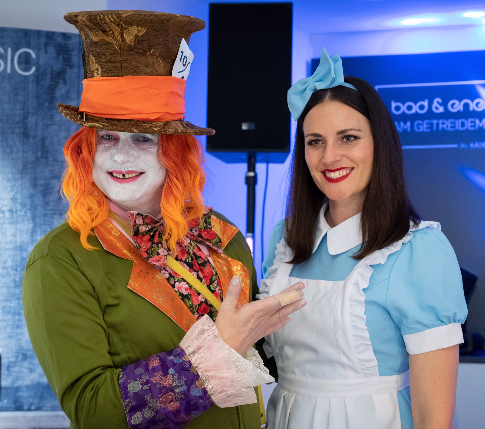 Crazy Hatmaker und Alice beim Motto-Event einer Badfirma