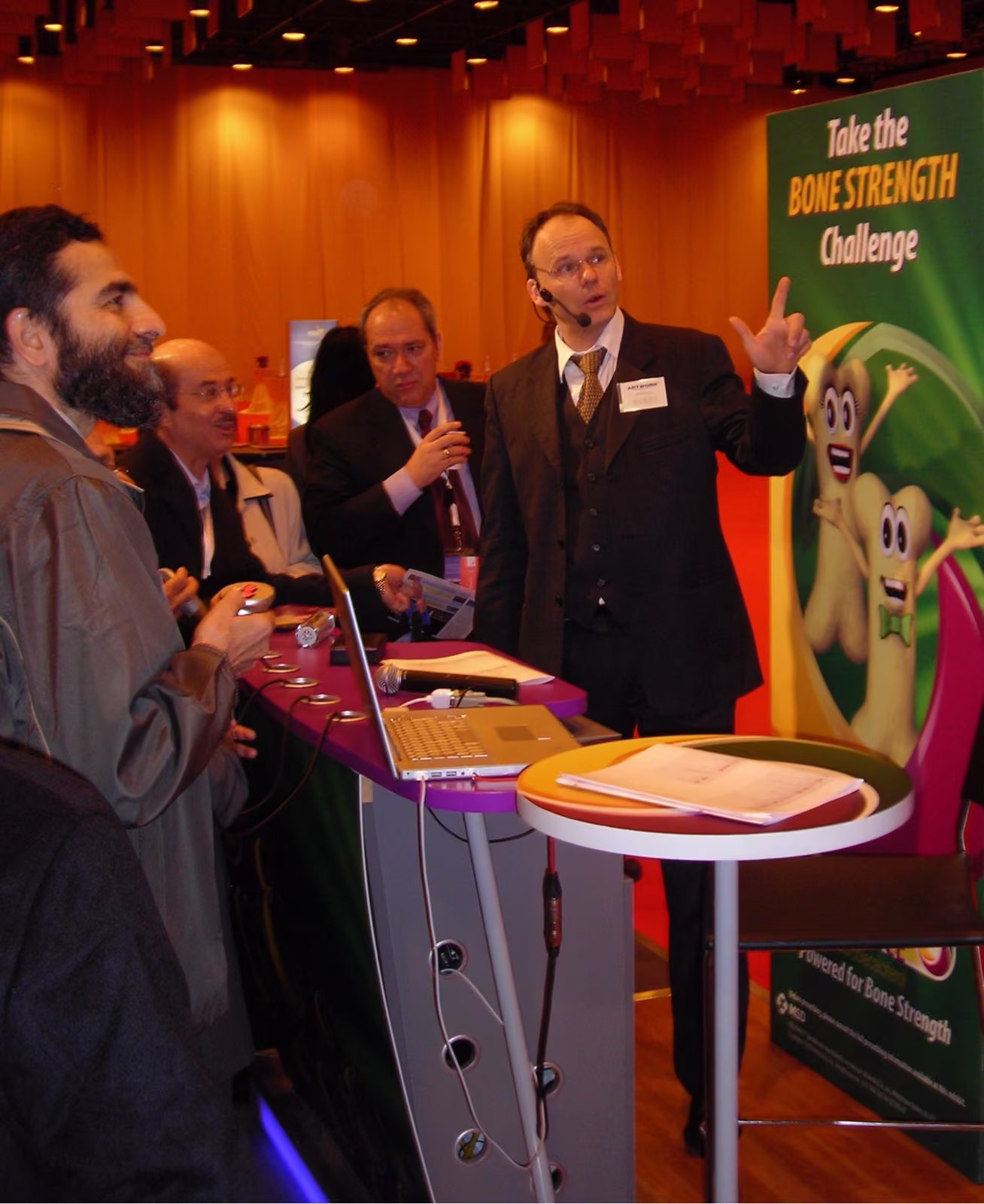 Axel Blanck am Bone-Strength-Messestand auf einem internationalen Ärztekongress