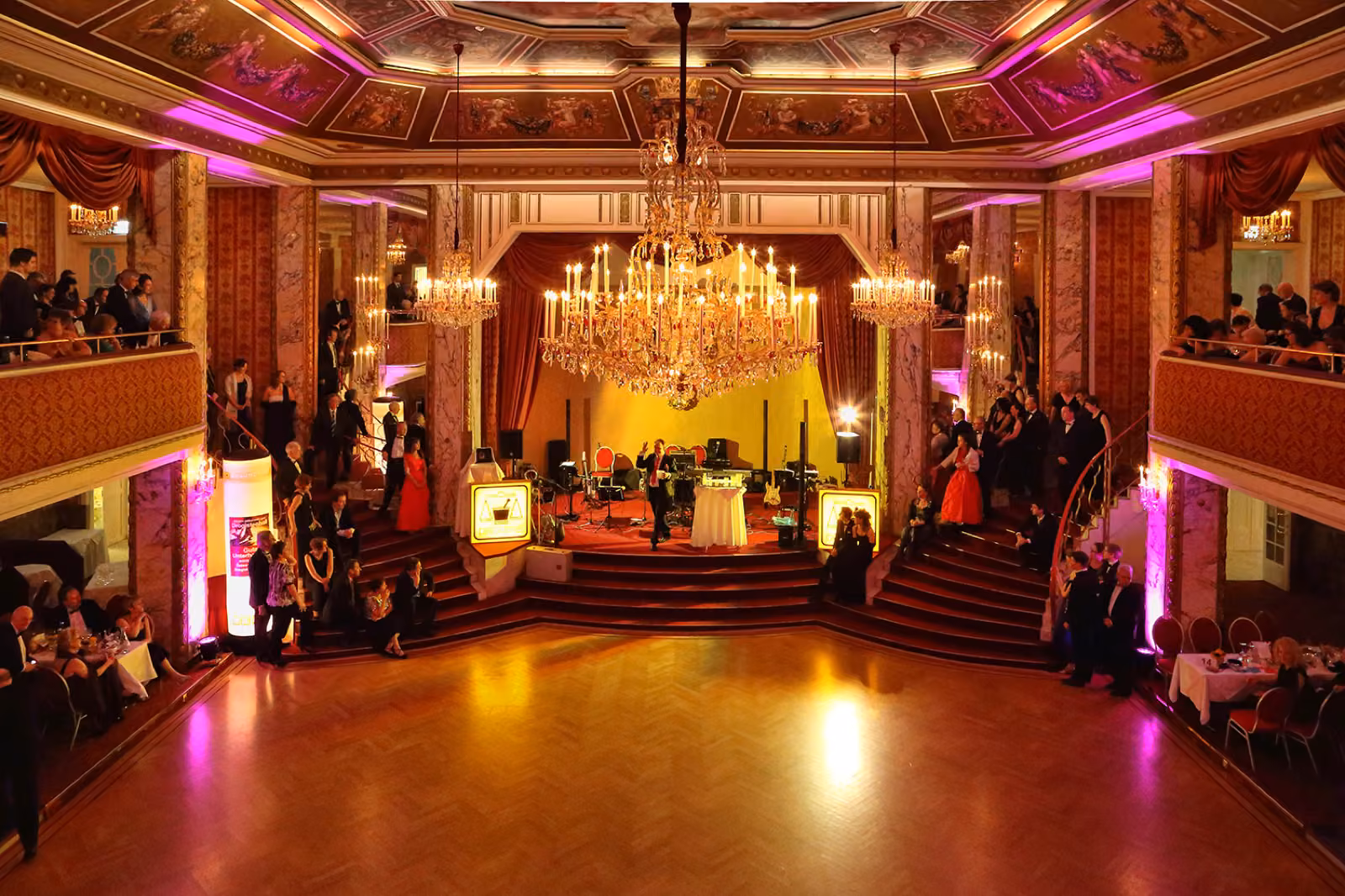 Drogistenball 2014, Saalansicht mit Bühne und Kronleuchtern